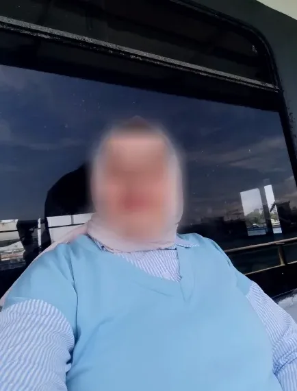 Ela, 35